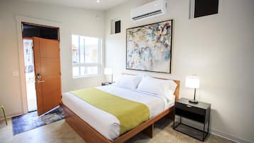 Deluxe Studio | Blackout curtains, iron/ironing board, free WiFi, bed sheets