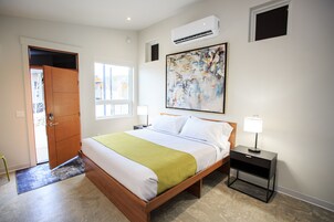 Deluxe Studio | Blackout drapes, iron/ironing board, free WiFi, bed sheets