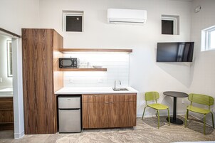 Deluxe Studio | Blackout drapes, iron/ironing board, free WiFi, bed sheets