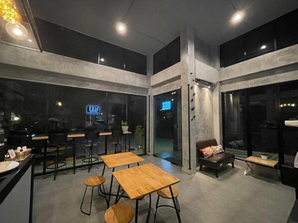 Outdoor dining - Loft Space Hotel (Ranong)