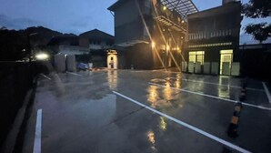 A building with a modern design, featuring a glass facade and a ramp leading to the entrance. - Loft Space Hotel (Ranong)