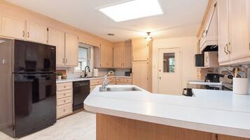 Coffee/tea maker, fridge, microwave, oven