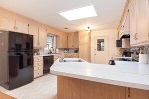 Fridge, microwave, oven, stovetop - Inglewood Cottage - Inglewood Cottage (St Thomas)