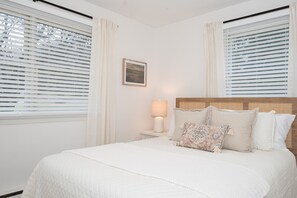 3 bedrooms, iron/ironing board, free WiFi, bed sheets - Mountain view, rural and cozy.  (St Thomas)