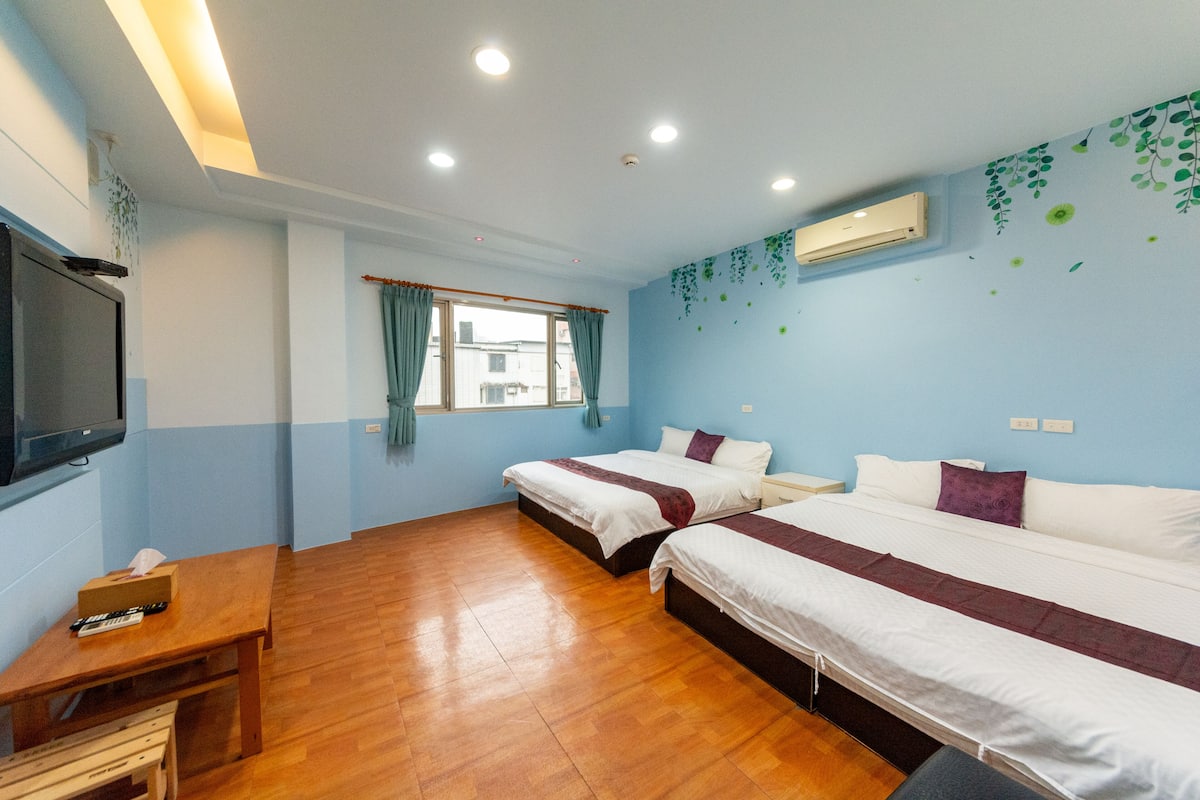 Basic-Vierbettzimmer, 2 Queen-Betten | Daunenbettdecken, kostenloses WLAN
