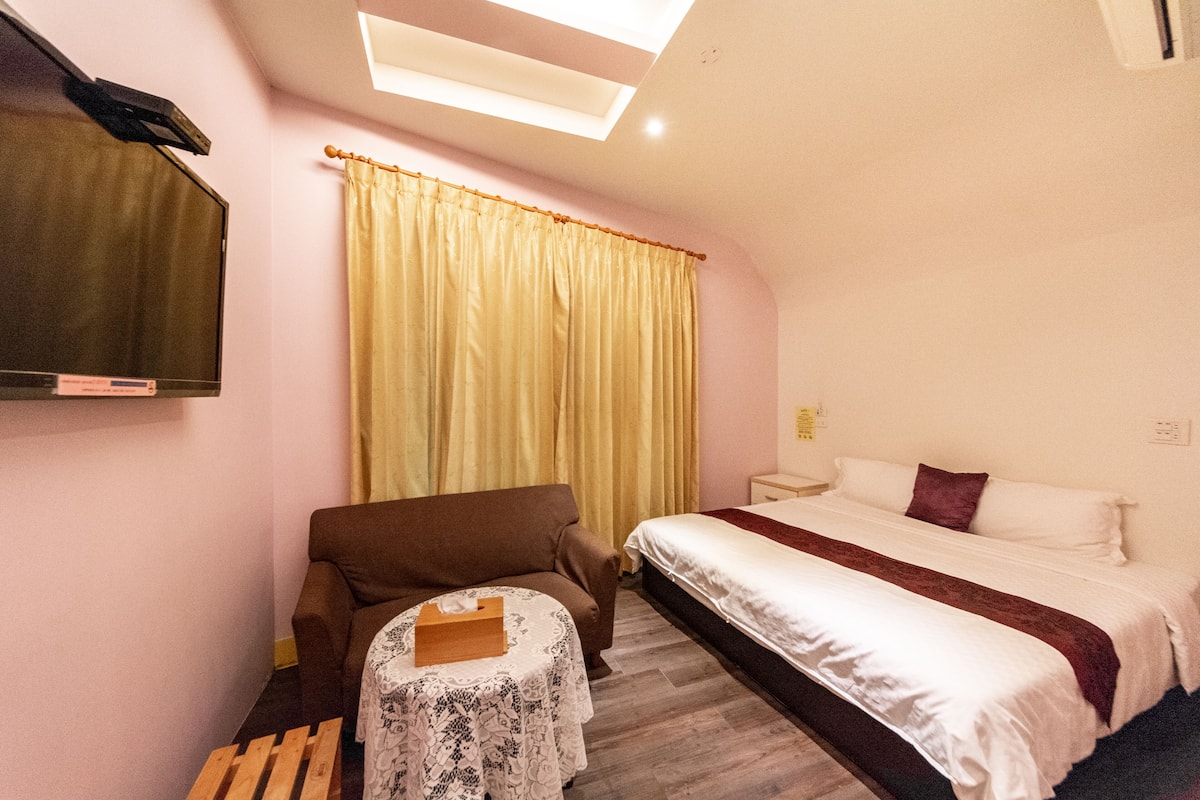 Basic-Doppelzimmer, 1 Queen-Bett | Daunenbettdecken, kostenloses WLAN