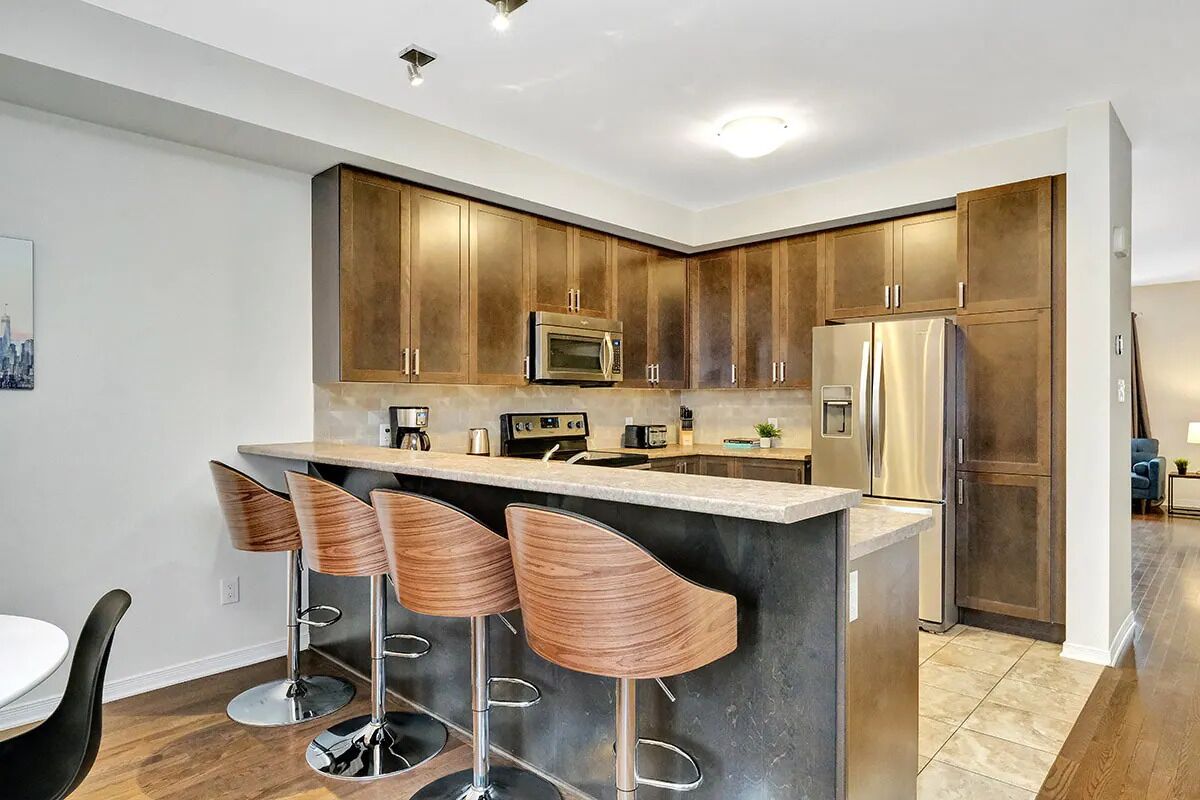 Jääkaappi, mikroaaltouuni, uuni, liesi