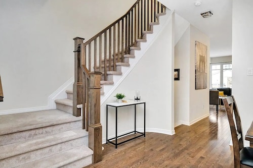 Spacious + Stylish Townhome In Barrhaven Area