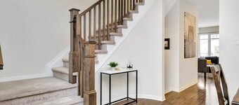 Spacious + Stylish Townhome In Barrhaven Area