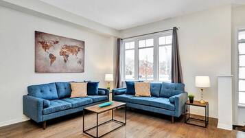 Älytelevisio, takka, pöytäjalkapallopöytä