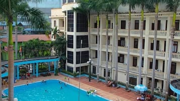 Bar tepi kolam renang