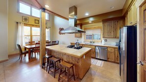 Fridge, microwave, oven, stovetop - Coyote Run 4. Private Home, Private Hot Tub, On the Golf Course (Moab)