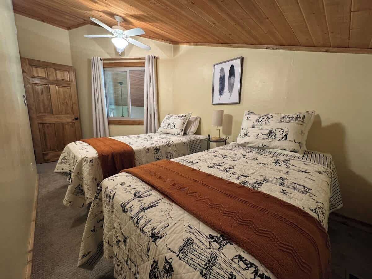 4 bedrooms, iron/ironing board, WiFi (free), bed sheets