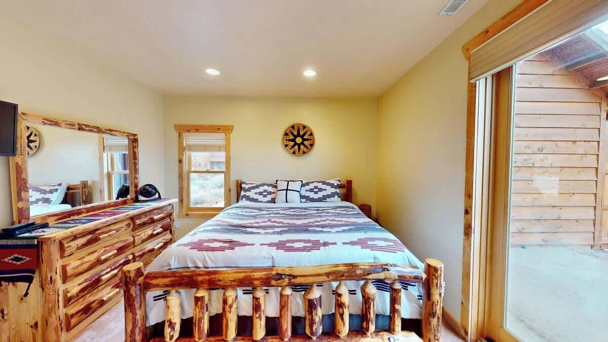 4 bedrooms, iron/ironing board, WiFi (free), bed sheets