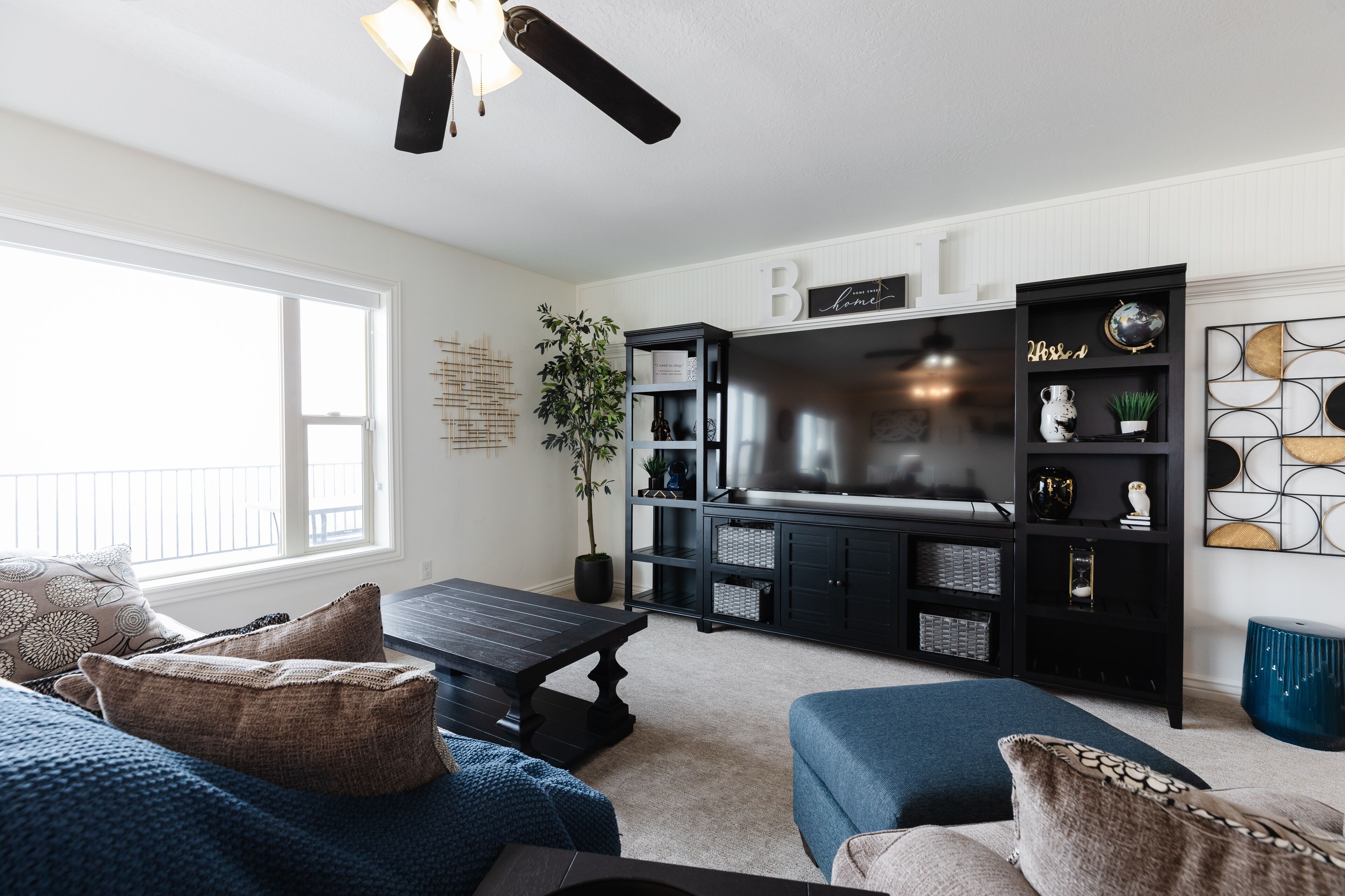 Smart TV, lareira, pebolim, livros