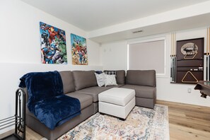 Smart TV, fireplace, foosball, books - Arcades, Billiards, & More! Sleeps up to 17. Approximately 1 Mile From Beach. (Garden City)