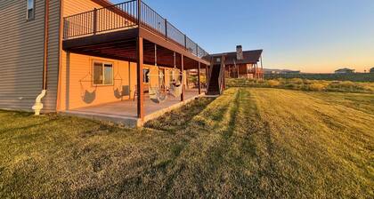 Arcades, Billiards, & More! Sleeps up to 17. Approximately 1 Mile From Beach.