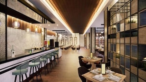 Un interior de restaurante moderno con una zona de bar, mesas y sillas para comer.
