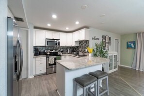 Kjøleskap, mikrobølgeovn, ovn og kokeplater