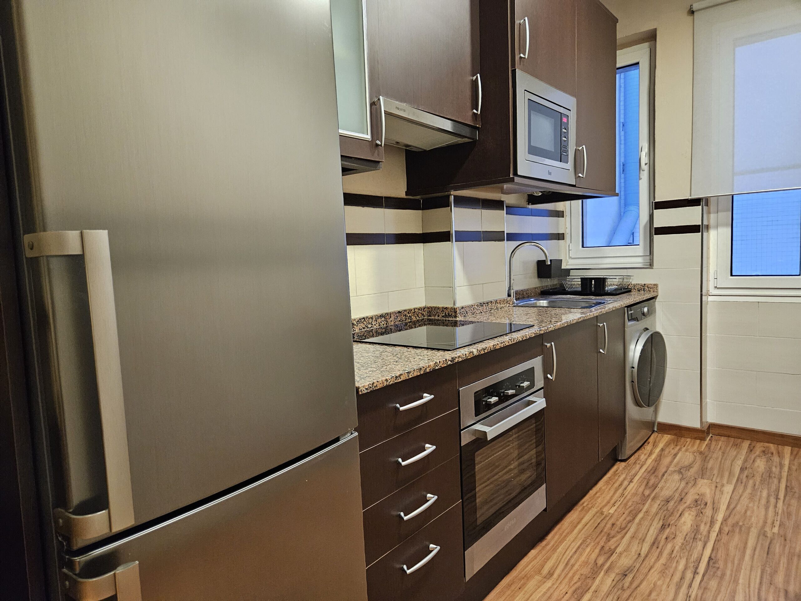 Jääkaappi, mikroaaltouuni, uuni, kahvin-/teenkeitin