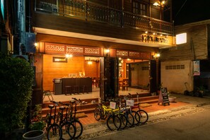 A two-story building with a bar area on the ground floor and a balcony on the upper floor. - Wella&Natee (Chiang Khan)