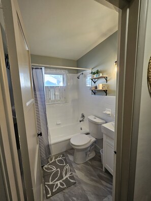SĂšche-cheveux, serviettes fournies, savon, papier toilette