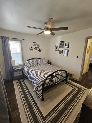 2 bedrooms, iron/ironing board, WiFi, bed sheets - Cozy home away from home,great for traveling professionals and short term guests (Warren)
