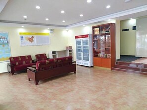 A lobby with a reception desk, a refrigerator, a display cabinet, and a sofa. - 7 Days Inn Changzhi Qin County (Changzhi)