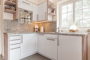 Réfrigérateur, micro-ondes, plaque de cuisson, lave-vaisselle