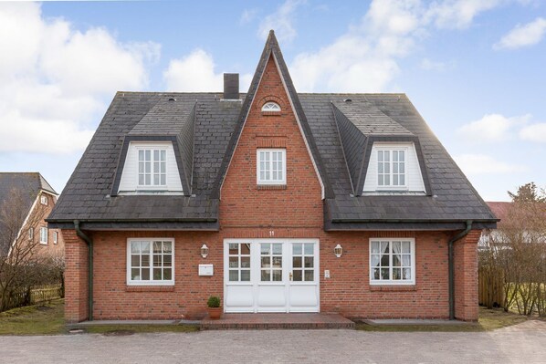 Unclassified image, 1 of 21, button