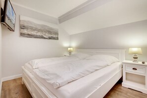 2 bedrooms, iron/ironing board, WiFi, bed sheets - Friesenhüs App. 2 - Geschmackvoll Eingerichtetes Appartement für 4 Personen Unweit des Dorfteichs (Wenningstedt-Braderup (Sylt))