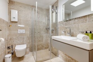 Shower, hair dryer, towels, soap - Friesenhüs App. 2 - Geschmackvoll Eingerichtetes Appartement für 4 Personen Unweit des Dorfteichs (Wenningstedt-Braderup (Sylt))
