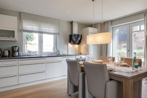 Fridge, oven, stovetop, dishwasher - Wohnen und Meer, App. 1 - Ein Wohntraum & Viel Mehr, Nahe dem Meer (Sylt)