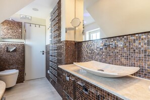 Douche, sèche-cheveux, serviettes fournies, savon