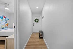3 室のベッドルーム、アイロン / アイロン台、WiFi (無料)、ベッドシーツ
