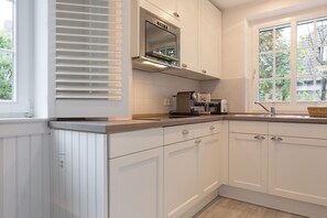 Fridge, stovetop, dishwasher, coffee/tea maker - Sylter Perle, App. Nantucket - Feinster Sylt-luxus - Nantucket-style (Wenningstedt-Braderup (Sylt))