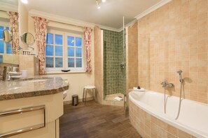 Dusche, Haartrockner, Handtücher, Seife