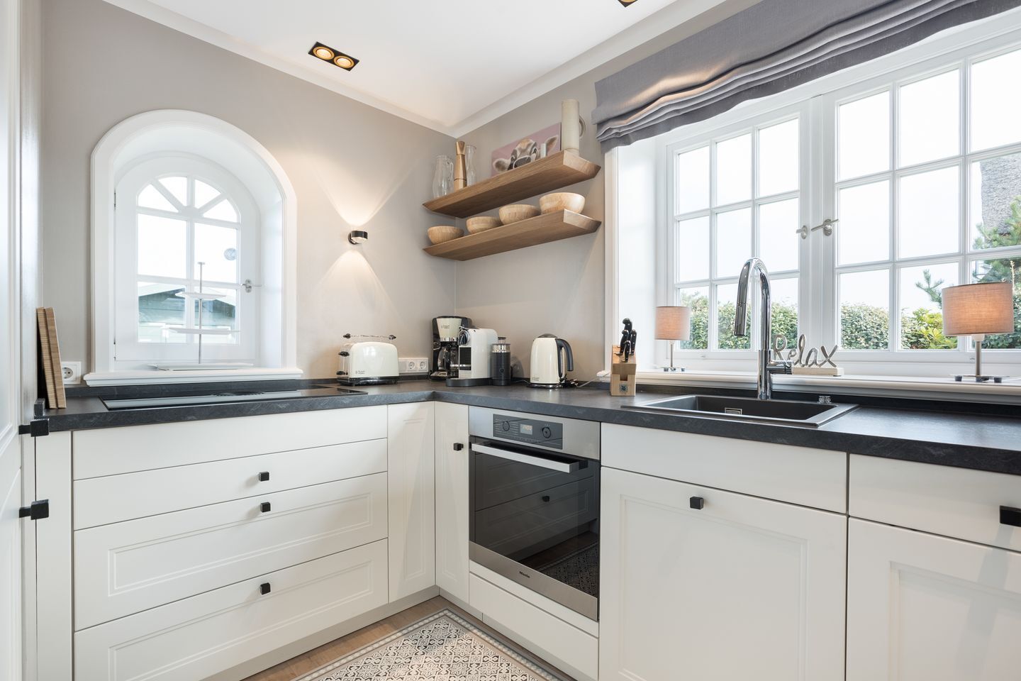 Kjøleskap, ovn, kokeplater og oppvaskmaskin