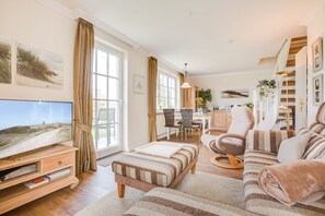 TV, DVD player, stereo - Haus am Meer, Strandmuschel - Unmittelbar am Strand Gelegenes, Sehr Großzügiges 3-raum-appartement (Wenningstedt-Braderup (Sylt))