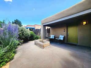 Terrace/patio - Casa Saint Francis- King Bed-Patio & Fire Pit -2BR (Santa Fe)