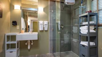 Ducha, secador de pelo y toallas