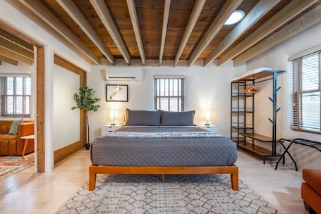 2 bedrooms, iron/ironing board, travel cot, WiFi. Casa Saint Francis- King Bed-Patio & Fire Pit -2BR