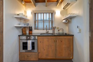 Frigorífico, microondas, horno y placa de cocina