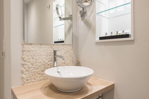 Unclassified image, 5 of 27, button