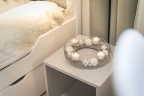 Unclassified image, 4 of 27, button