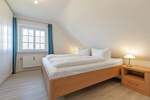 4 bedrooms, iron/ironing board, WiFi, bed sheets - Meeresbrise, App. 1 - Feines Wohnen mit Viel Platz Unter Kuscheligem Reet in Bestlage (Wenningstedt-Braderup (Sylt))