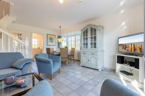 TV, DVD player, stereo - Meeresbrise, App. 1 - Feines Wohnen mit Viel Platz Unter Kuscheligem Reet in Bestlage (Wenningstedt-Braderup (Sylt))