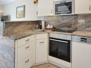 Fridge, microwave, oven, stovetop - Enen-neest, App. 2 - Suite Dreams am Dorfteich. Lässige Eleganz. Verträumte, Zurückgezogene Lage (Wenningstedt-Braderup (Sylt))