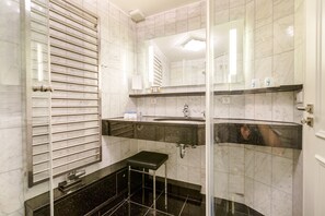 Shower, hair dryer, towels, soap - Enen-neest, App. 2 - Suite Dreams am Dorfteich. Lässige Eleganz. Verträumte, Zurückgezogene Lage (Wenningstedt-Braderup (Sylt))