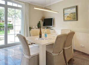 Dining - Enen-neest, App. 2 - Suite Dreams am Dorfteich. Lässige Eleganz. Verträumte, Zurückgezogene Lage (Wenningstedt-Braderup (Sylt))